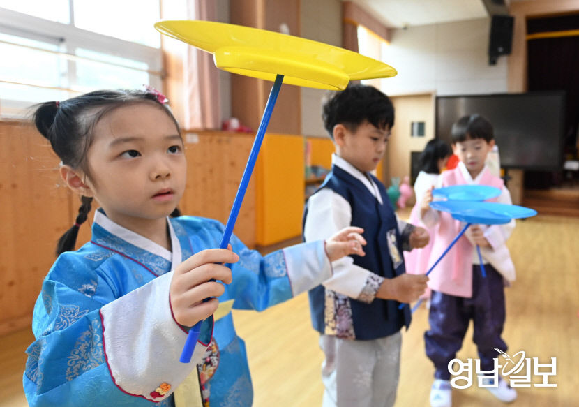 [포토뉴스] 추석 앞두고 전통놀이 체험하는 대구 어린이들