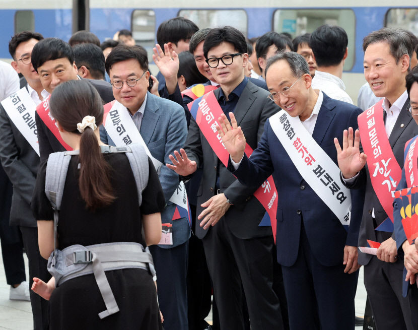 추석 앞두고 與 경부선·野 호남선 귀성객 배웅…추석 민심 잡기 경쟁