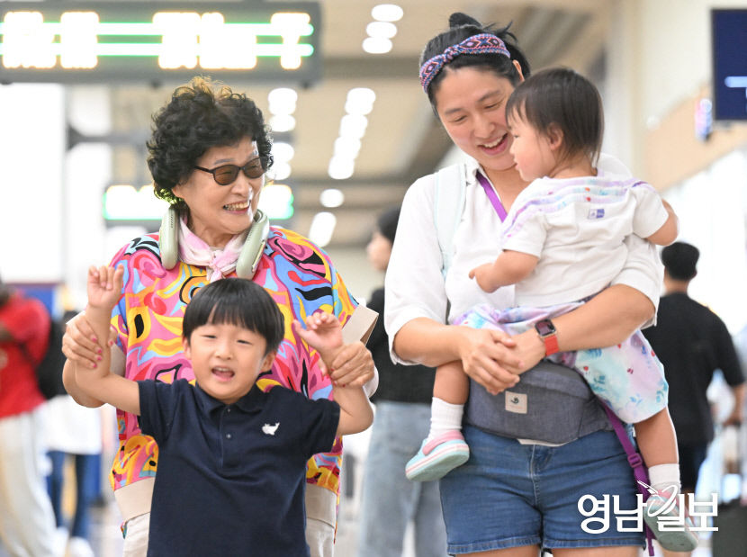 [포토뉴스]추석연휴로 마주한 손주들에 할머니도 웃음꽃 활짝