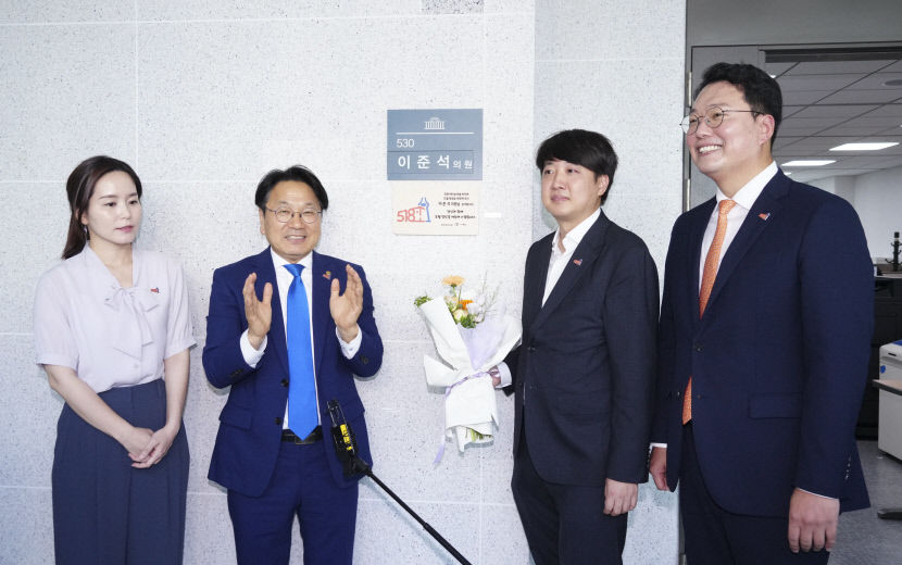 이준석 도시철도 무임승차 폐지 법안 제출…개혁신당도 지원사격