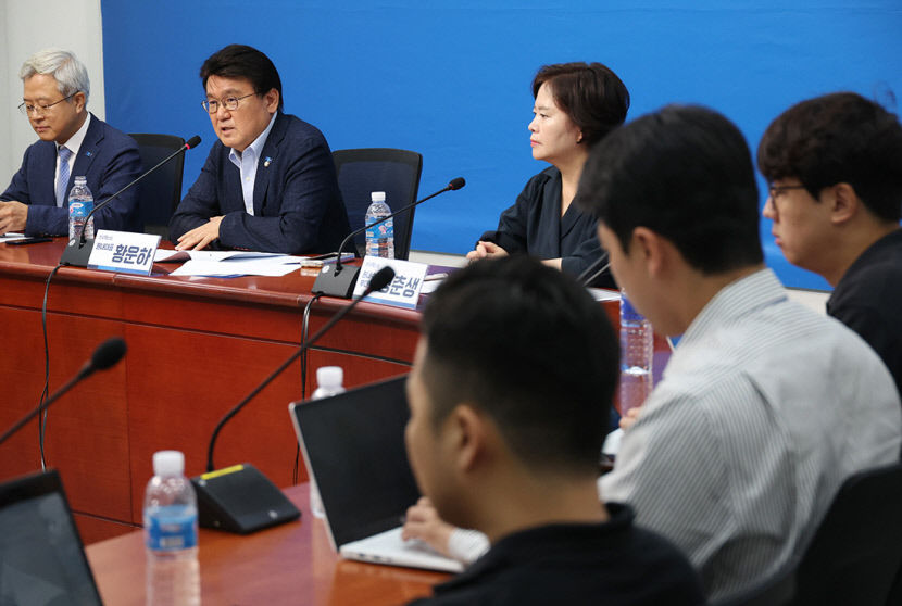조국혁신당 황운하 원내대표가 18일 국회에서 추석민심 관련 기자간담회를 하고 있다.  연합뉴스