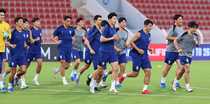 지난 9일 축구 국가대표팀 선수들이 술탄 카부스 경기장에서 팀 훈련을 하고 있다.  연합뉴스