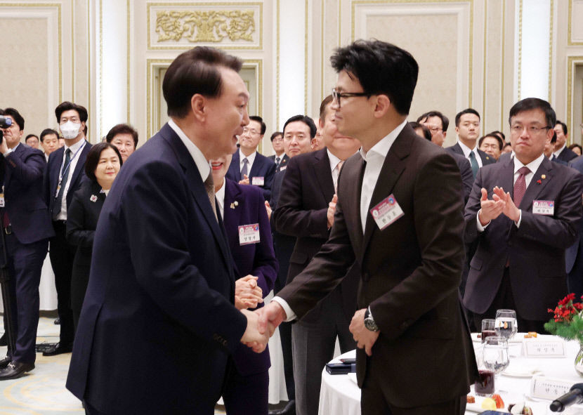 韓의 尹 독대 요청에 TK선…洪 보여주기식 쇼에 불과 李 신뢰관계 회복이 우선 쓴소리