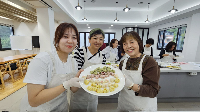 대구 수성구서 깨강정 만든 日 한국요리교실 회원들