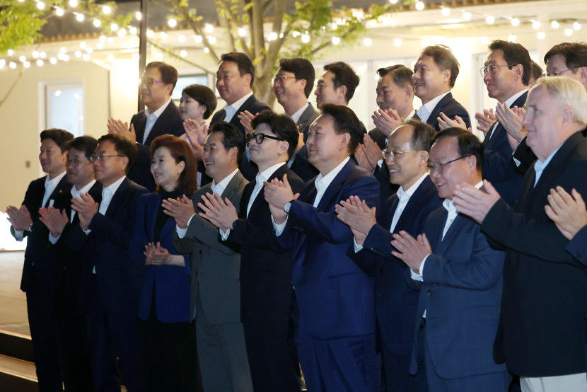 尹, 與 지도부와 만찬 한 대표가 고기를 좋아해서