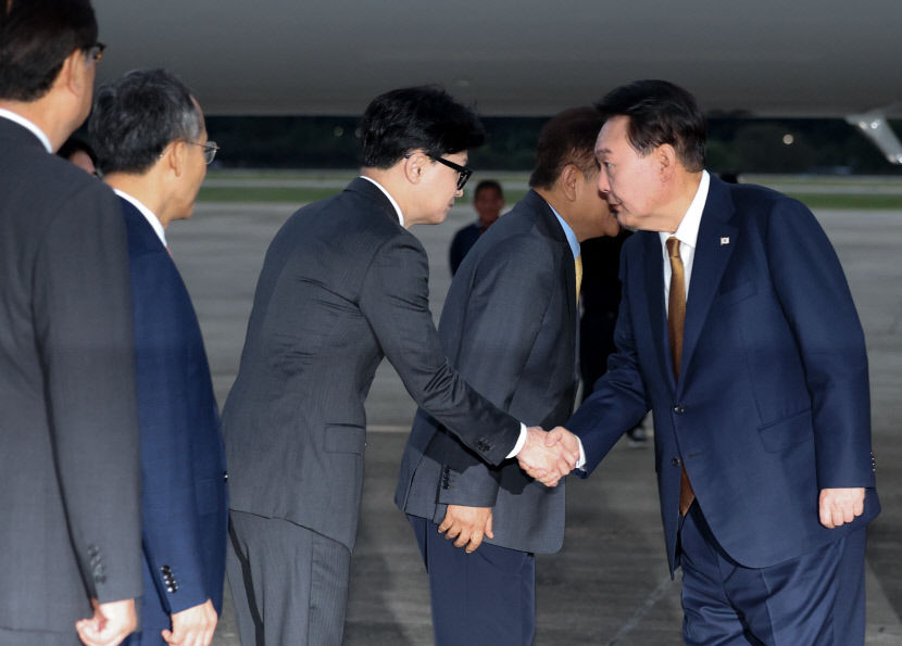 尹, 與 지도부와 만찬 한 대표가 고기를 좋아해서