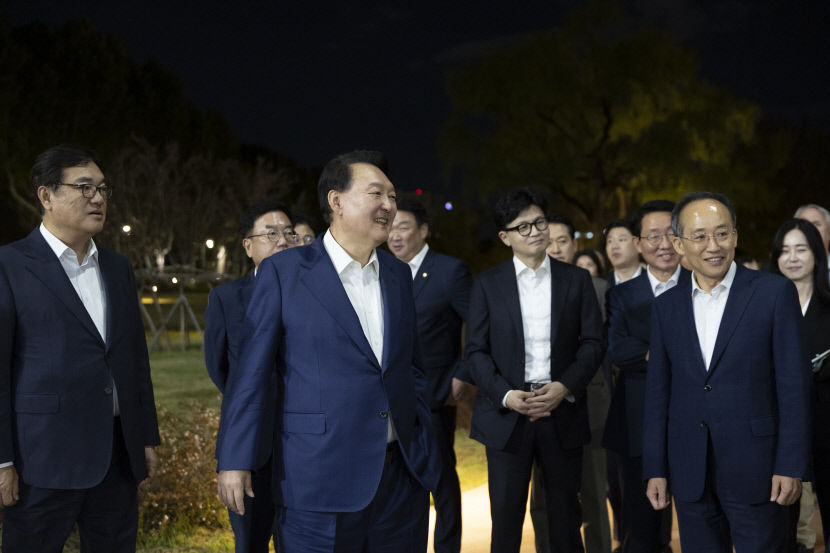 현안 논의·독대는 없었지만…韓 배려하며 만찬가진 尹대통령