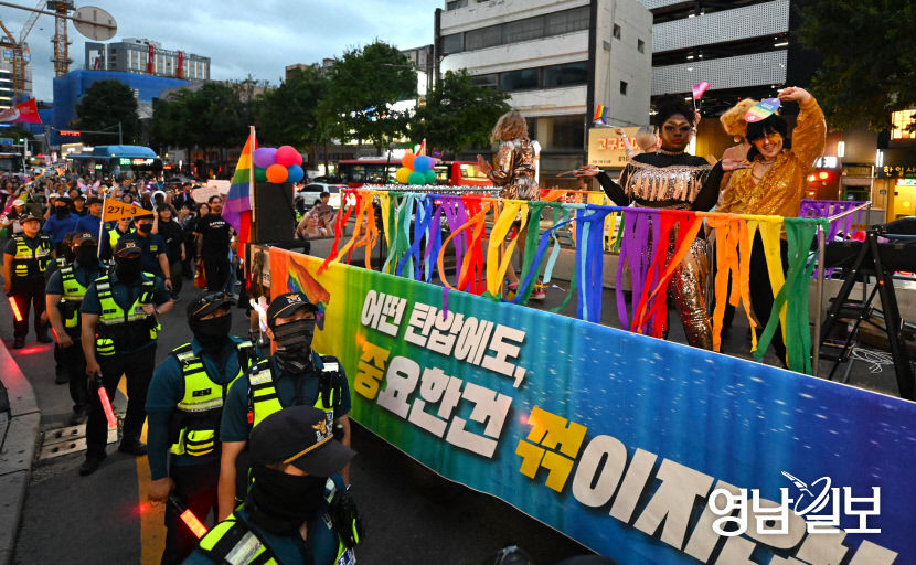 [포토뉴스] 동성로 일대에서 펼쳐진 퀴어문화축제 퍼레이드