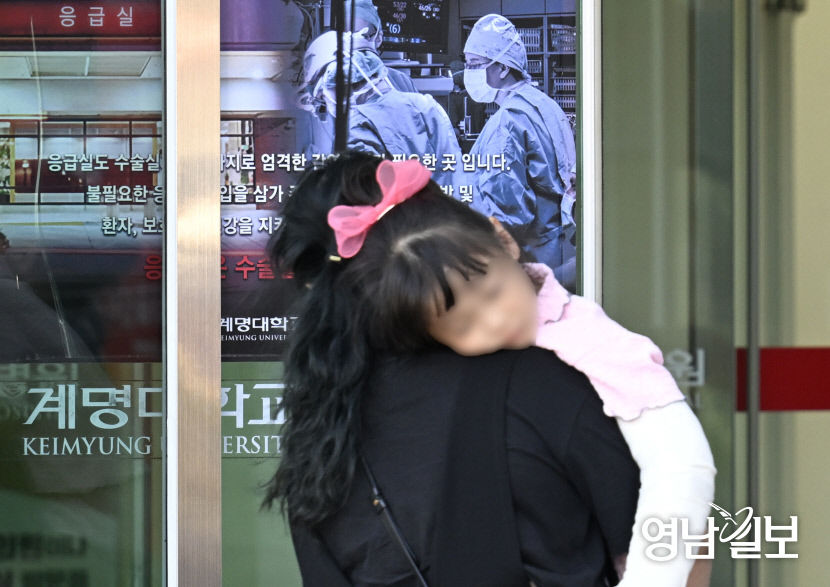 [포토뉴스] 의료 위기 속, 아이를 안은 부모의 긴박한 발걸음