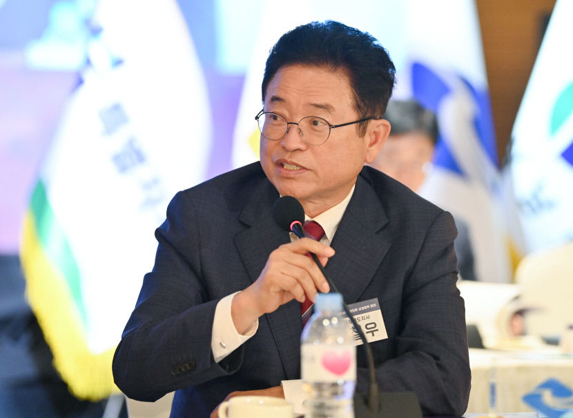 이철우 경북도지사가 30일 서울 FKI타워 컨퍼런스센터에서 열린 '영호남 시·도지사-국회의원 간담회'에서 APEC 특별법 제정과 비수도권 민간투자 활성화 특별법을 건의하고 있다. 경북도 제공