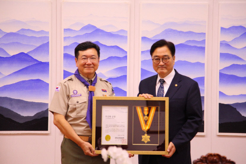 한국스카우트연맹, 우원식 국회의장에게 무궁화 금장 수여