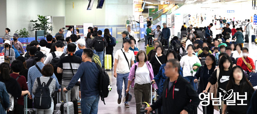 [포토뉴스] 국군의 날 임시공휴일에 북적이는 대구공항