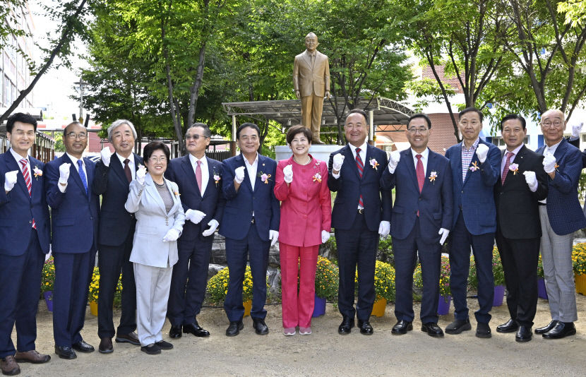 머리엔 지혜가, 가슴엔 사랑이 대한민국 교육계 큰 별 故 우봉 신진욱 장로 동상 제막