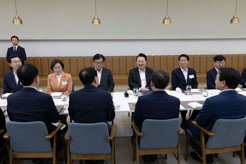 [포토뉴스] 尹대통령 국감 앞둔 與 원내지도부와 만찬