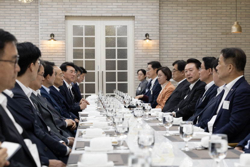 [포토뉴스] 尹대통령 국감 앞둔 與 원내지도부와 만찬