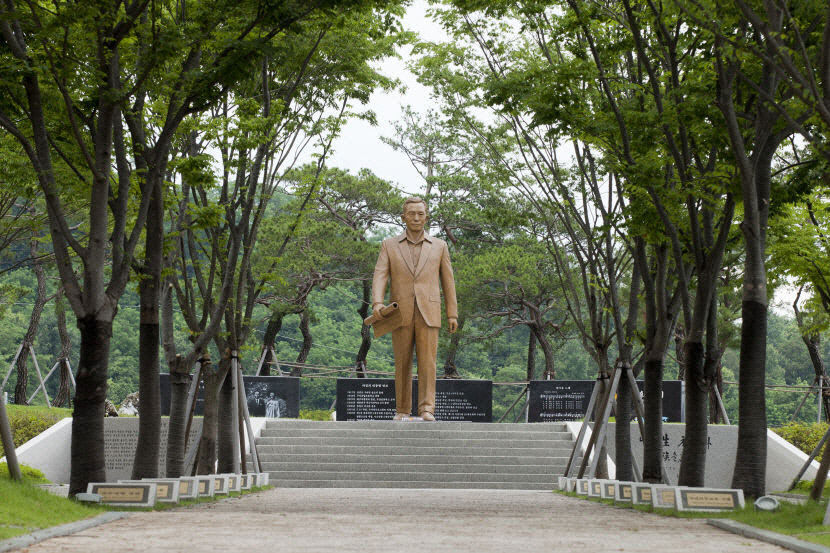 경북도청 앞 박정희 동상 건립, 해외에서 모금 이어져… 시애틀본부 기부금 전달