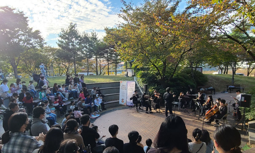 지난해 가을에 열린 구미시립봉곡도서관 야외 공연장에서 열린 음악회.<봉곡도서관 제공>