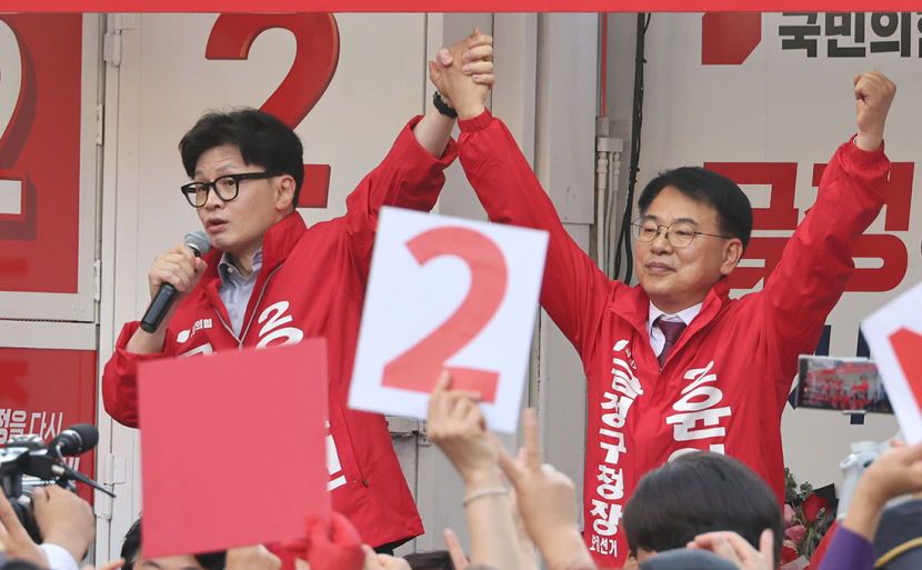 국민의힘 한동훈 대표가 9일 오후 부산 금정구 부산대 앞에서 10·16 재보궐선거에 출마한 윤일현 금정구청장 후보의 유세를 지원하고 있다.  연합뉴스