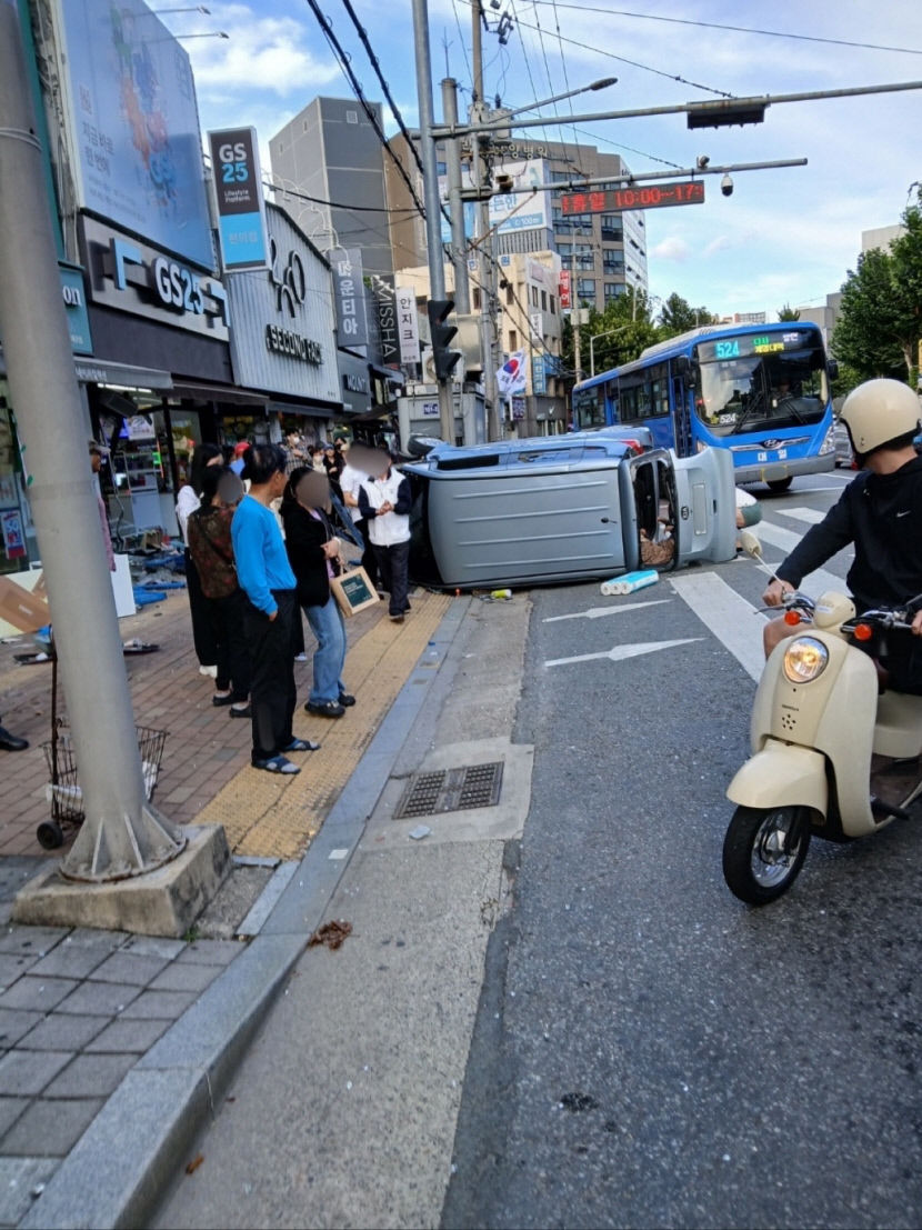 대구 북구서 승용차 인도 돌진 후 편의점 들이박고 전도…3명 중경상