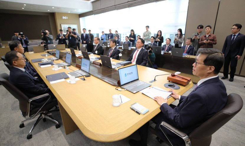 한은, 기준금리 0.25%포인트 인하…통화긴축 3년2개월만에 완화