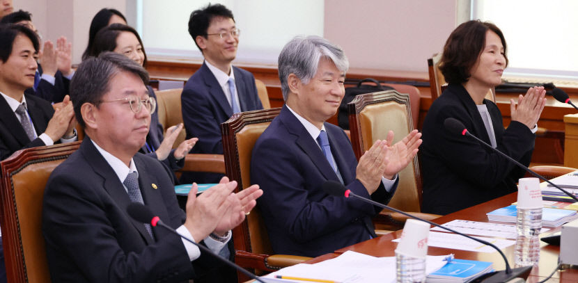 한강 노벨문학상 낭보에 여야 정치권 이례적 한마음…외신 희귀한 순간