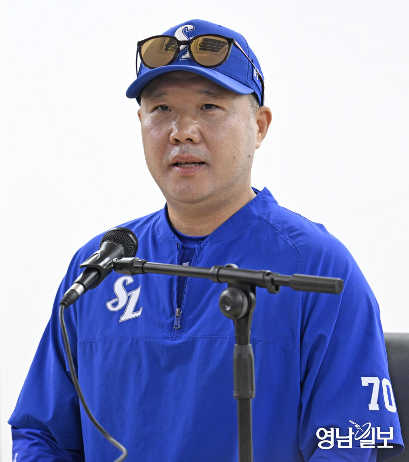 [포토뉴스] 취재진 질문에 답하는 삼성 박진만 감독