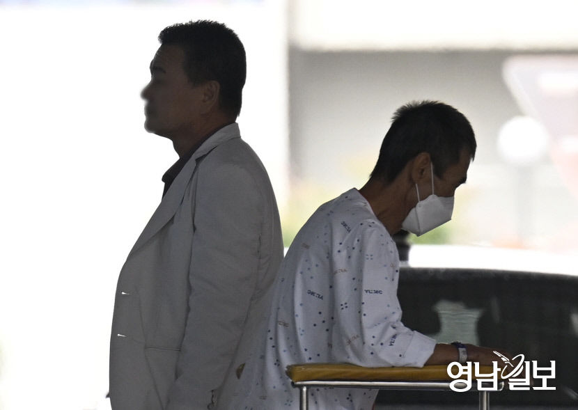 [포토뉴스] 의정갈등으로 전문의 부족 예상, 이동하는 대구 의료진과 환자