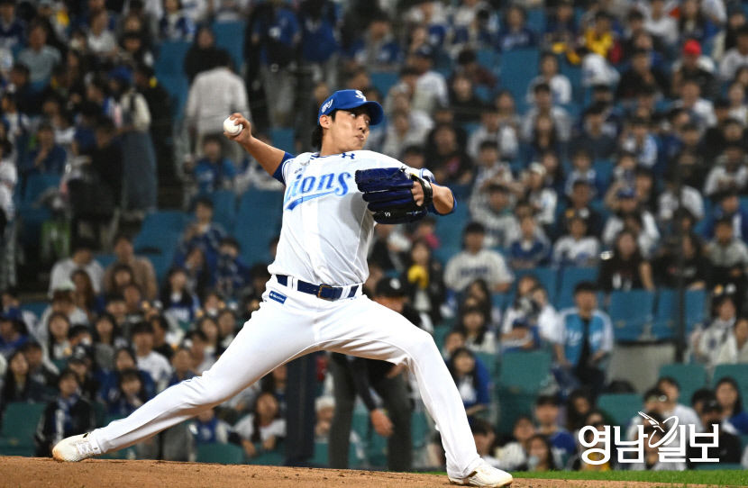 [포토뉴스] KBO 플레이오프 2차전 역투하는 삼성라이온즈 투수 원태인