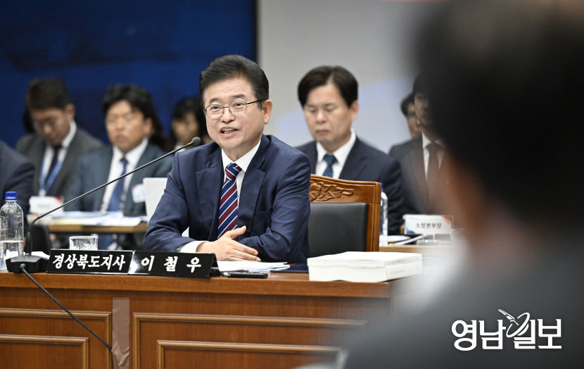 [포토뉴스] 국감에서 질의에 답하는 이철우 경북도지사