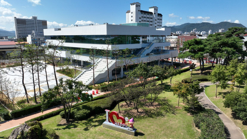 만남과 창의의 상주시립도서관