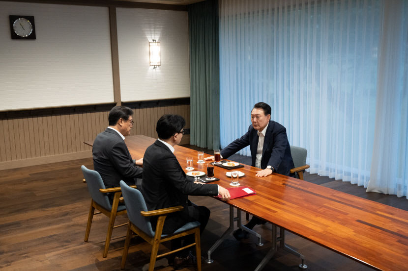 아이스아메리카노·제로콜라로 대화 나눈 尹-韓…면담 결과 주목