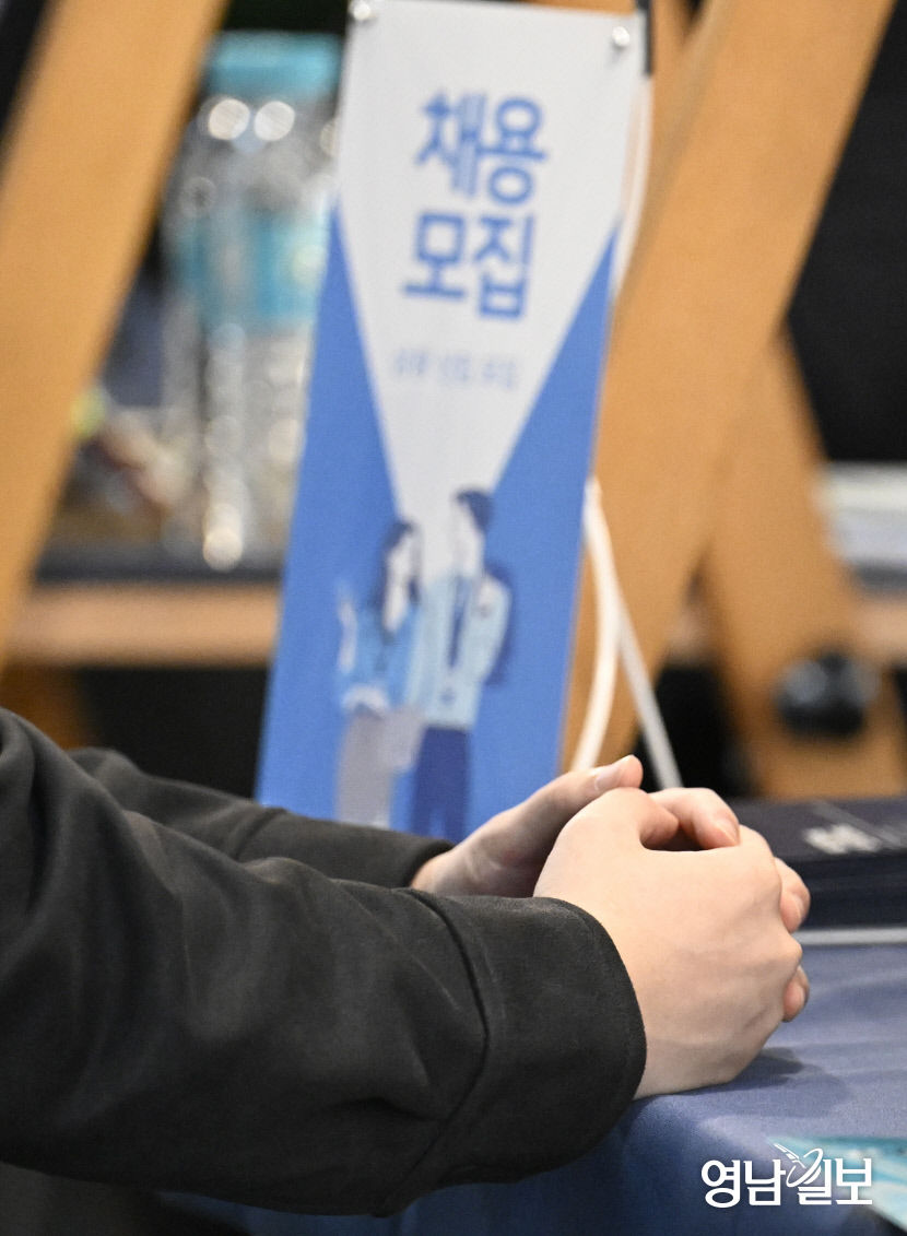 [포토뉴스] 채용 상담받는 구직자