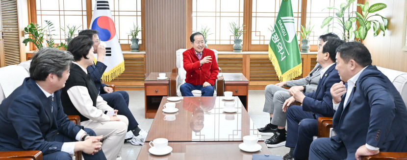 홍준표 대구시장 무안국제공항이 광주 군공항 수용해야