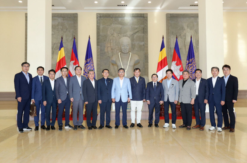 캄보디아 구고히 외교위원장과 경제문화 교류 확대 논의