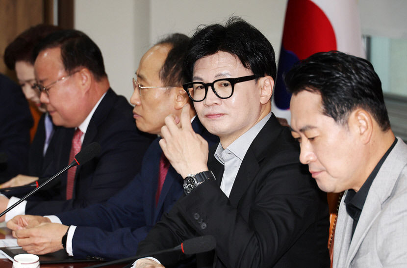 국민의힘 한동훈 대표와 추경호 원내대표가 28일 오전 국회에서 열린 최고위원회의에 참석해 자리하고 있다.  연합뉴스