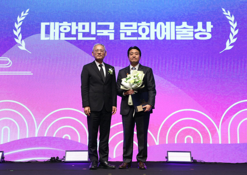 전인건 대구간송미술관장(오른쪽)이 지난 25일 열린 '2024 문화예술발전 유공 시상식'에서 대한민국 문화 예술상 대통령 표창을 수상하고 있다.<간송미술문화재단 제공>