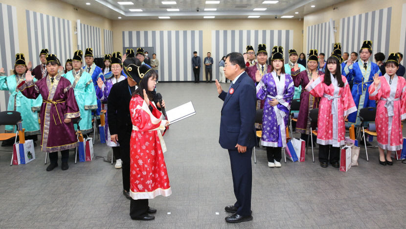 [포토뉴스] 천년 역사와 함께 첫발 신라복·익선관 착용한 경주시 공무원 임용식