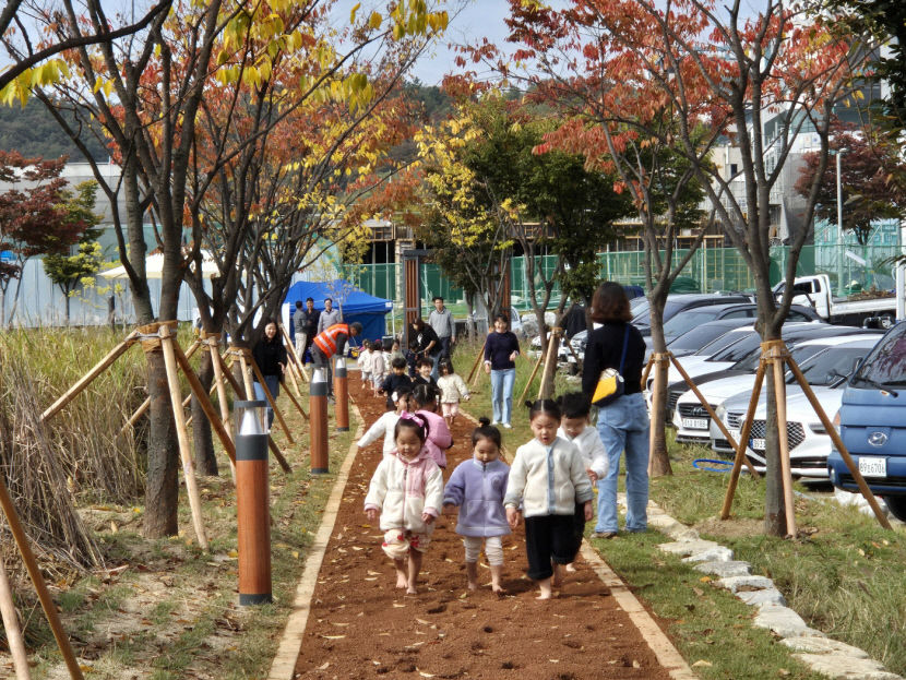 [포토뉴스] 도심 속 힐링 명소…구미 산동 우항공원 맨발길 개장