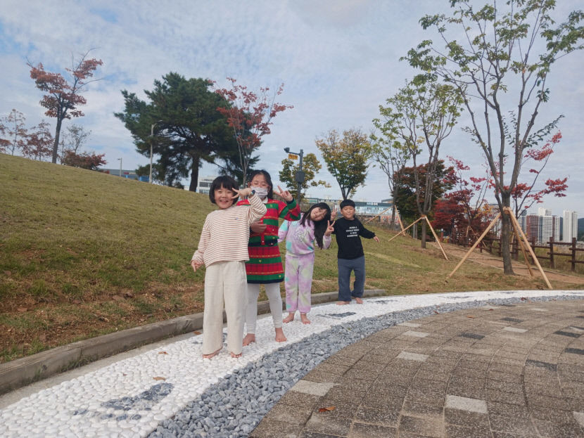[포토뉴스] 도심 속 힐링 명소…구미 산동 우항공원 맨발길 개장