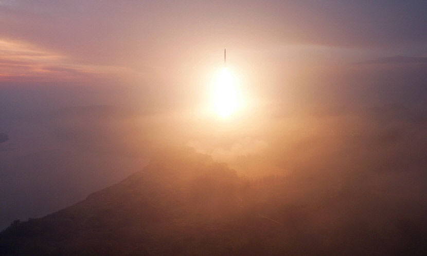 北, 동해로 ICBM 고각 발사… 尹대통령 도발 강력히 대응