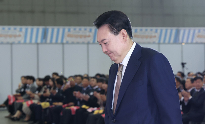 윤석열 대통령이 31일 경기도 고양시 킨텍스에서 열린 '2024 대한민국 소상공인대회 개막식'에 참석해 축사를 위해 단상으로 향하고 있다.  연합뉴스