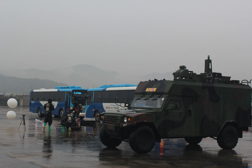 지난 1일 대구국제공항 계류장에서 '2024년 항공기 사고수습 및 대테러 훈련'이 펼쳐지고 있다. <대구공항 제공>