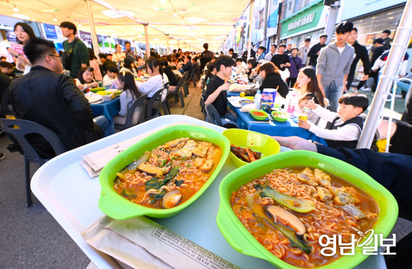 [포토뉴스]2024 구미라면축제에서 라면 맛보는 시민들