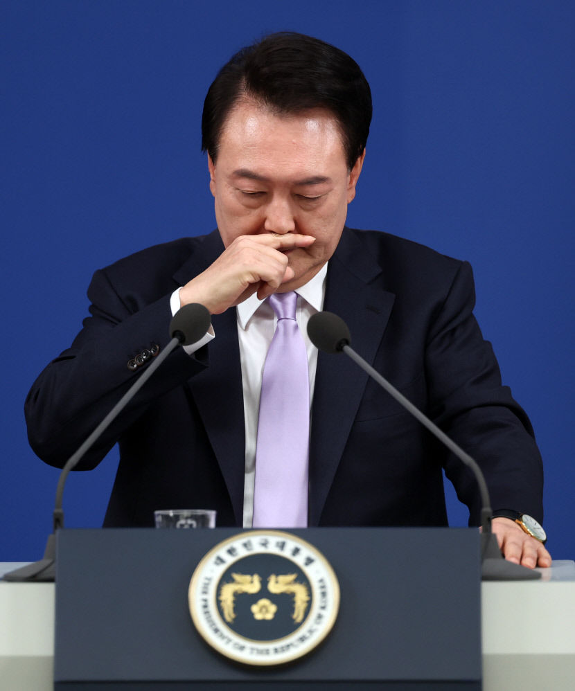 [속보] 尹 아내 대외활동, 국민이 싫다하면 안해야