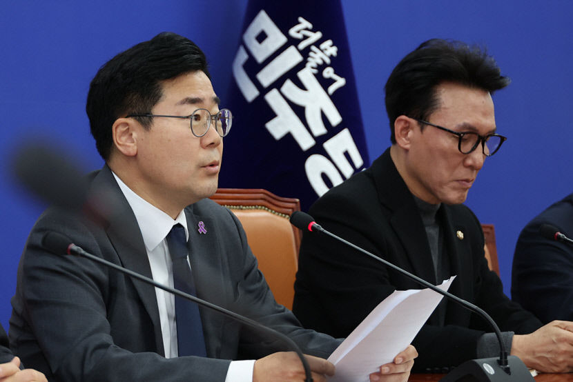 국민의힘 추경호(위쪽) 원내대표와 더불어민주당 박찬대 원내대표가 7일 서울 여의도 국회에서 윤석열 대통령의 대국민 담화·기자회견과 관련해 입장을 밝히고 있다. 연합뉴스