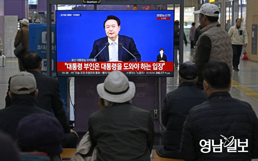 [포토뉴스]윤석열 대통령 담화 및 기자회견 시청하는 대구시민들