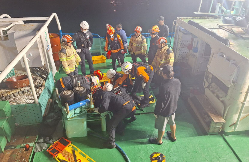 제주 해상서 대형 고등어잡이 어선 침몰…2명 사망·12명 실종·15명 구조