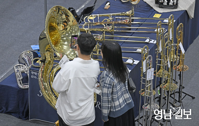[포토뉴스] 관악기 살펴보는 방문객들