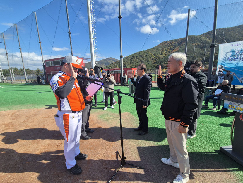 9일 개최된 2024청도신화랑배전국사회인야구대회에서 선수·심판선서를 하고 있다.