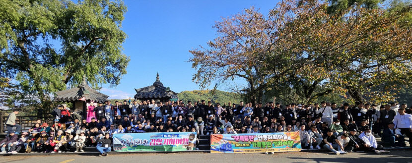 '군산-안동 특별 관광열차'를 타고 안동을 방문한 관광객들이 기념사진을 촬영하고 있다.<안동시 제공>